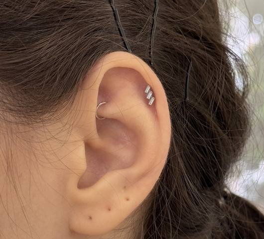 Titán talpas piercing három cirkónia kővel