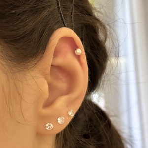 Gyöngyhatású titán talpas piercing