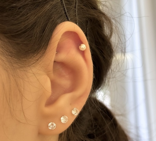 Gyöngyhatású titán talpas piercing