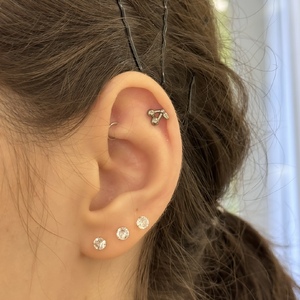 Cseresznye mintás titán piercing