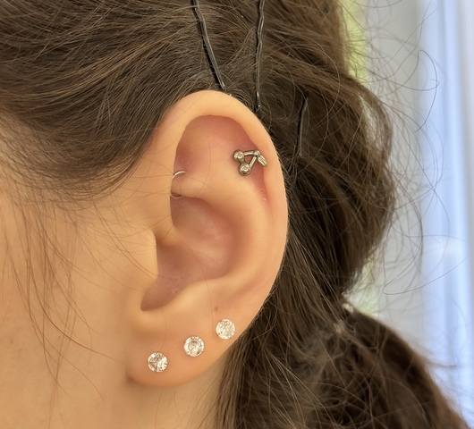 Cseresznye mintás titán piercing