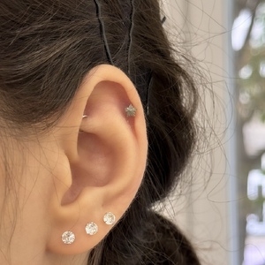 Bordázott csillag mintás titán piercing