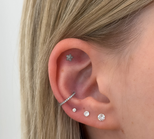 Bordázott csillag mintás titán piercing
