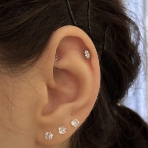 Csepp alakú cirkónia titán piercing