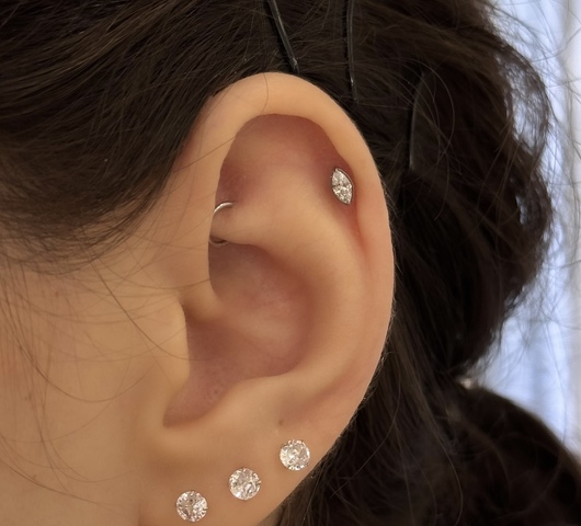 Csepp alakú cirkónia titán piercing