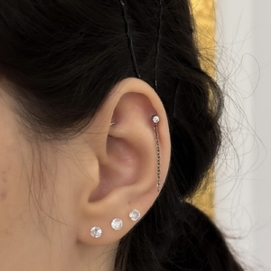Titán talpas piercing lánccal és cirkónia kővel