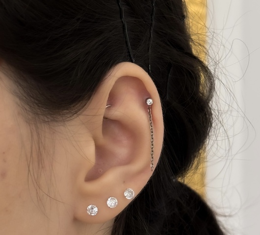 Titán talpas piercing lánccal és cirkónia kővel