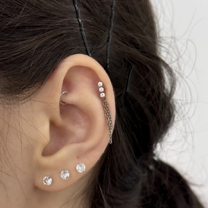 Háromköves, dupla láncos titán piercing Háromköves, dupla láncos titán piercing