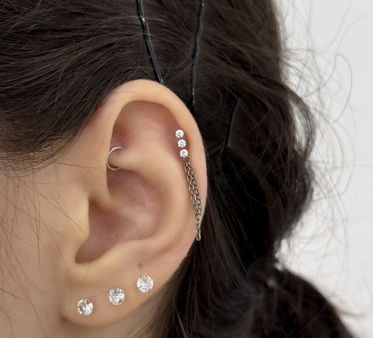 Háromköves, dupla láncos titán piercing