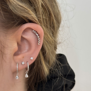 Titán labret helix piercing