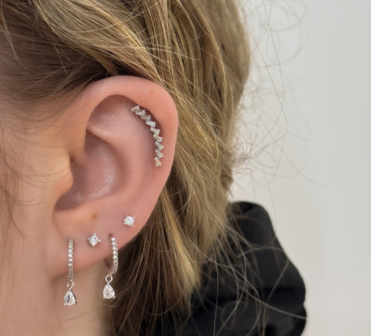 Titán labret helix piercing