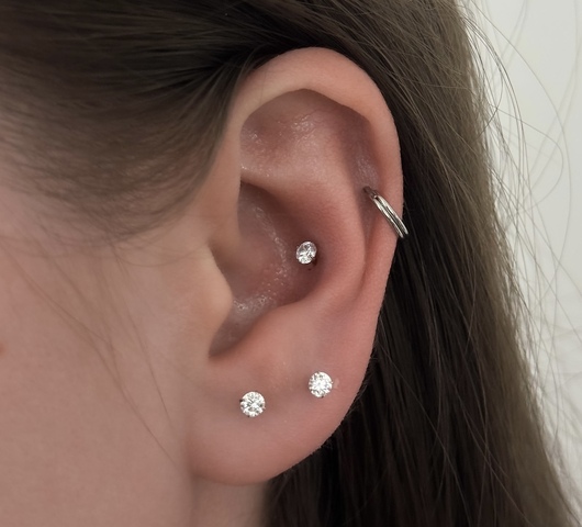 Dupla hatású karika helix piercing – 8 mm átmérő
