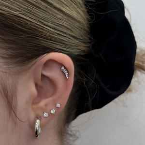 Íves Helix piercing titánból, cirkónia kővel