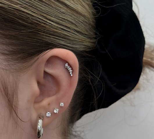 Íves Helix piercing titánból, cirkónia kővel