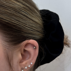 Háromszög mintás titán piercing