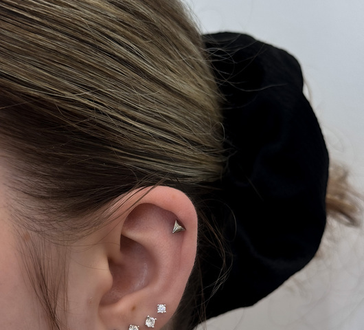 Háromszög mintás titán piercing