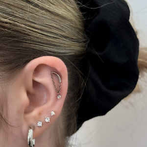 Helix íves piercing lánccal és cirkóniával