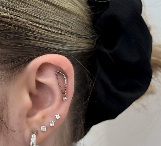 Helix íves piercing lánccal és cirkóniával