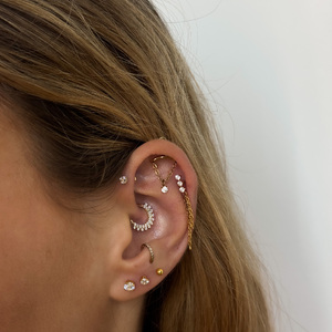 Helix íves piercing lánccal és cirkóniával arany színben