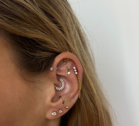 Helix íves piercing lánccal és cirkóniával arany színben