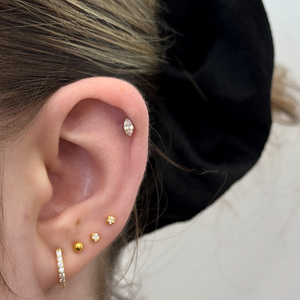Csepp alakú cirkónia titán piercing arany színben