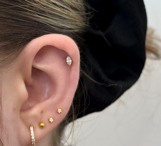 Csepp alakú cirkónia titán piercing arany színben