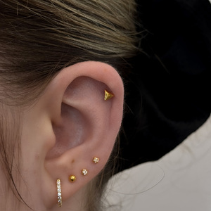 Háromszög mintás titán piercing arany színben