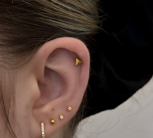 Háromszög mintás titán piercing arany színben