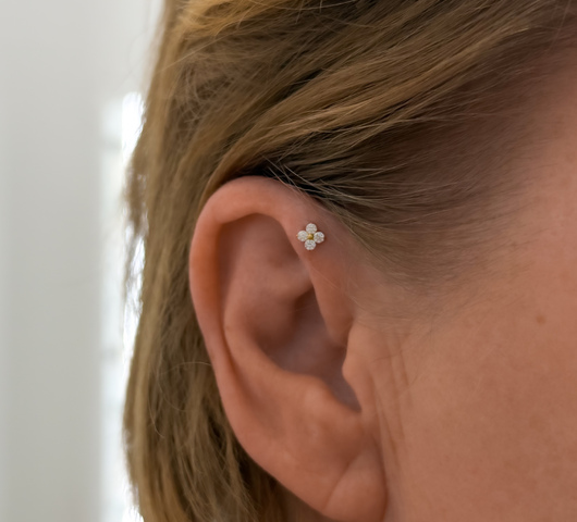 Virágos Cirkónia Talpas Piercing – Arany Színű Titánium